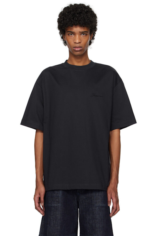 Футболка темно-синего цвета «The Haltères» JACQUEMUS, Синий, Футболка темно-синего цвета «The Haltères» JACQUEMUS
Футболка темно-синего цвета «The Haltères» JACQUEMUS, Синий, Футболка темно-синего цвета «The Haltères» JACQUEMUS