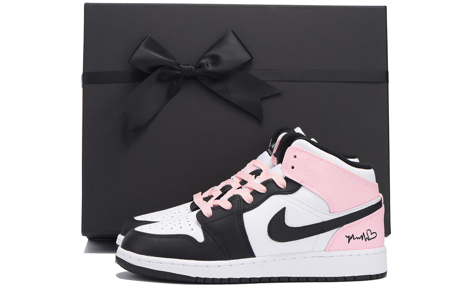 Баскетбольные кроссовки Air 1 Vintage женские, среднего размера, черный/розовый Jordan
Баскетбольные кроссовки Air 1 Vintage женские, среднего размера, черный/розовый Jordan