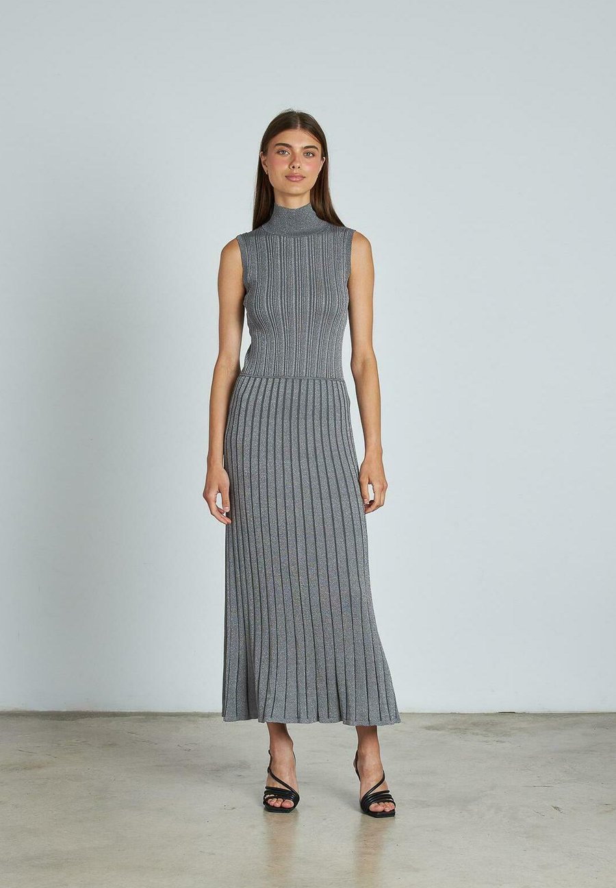 Платье Alma en Pena Maxi dress, Silver/Silver-Coloured
Платье Alma en Pena Maxi dress, Silver/Silver-Coloured