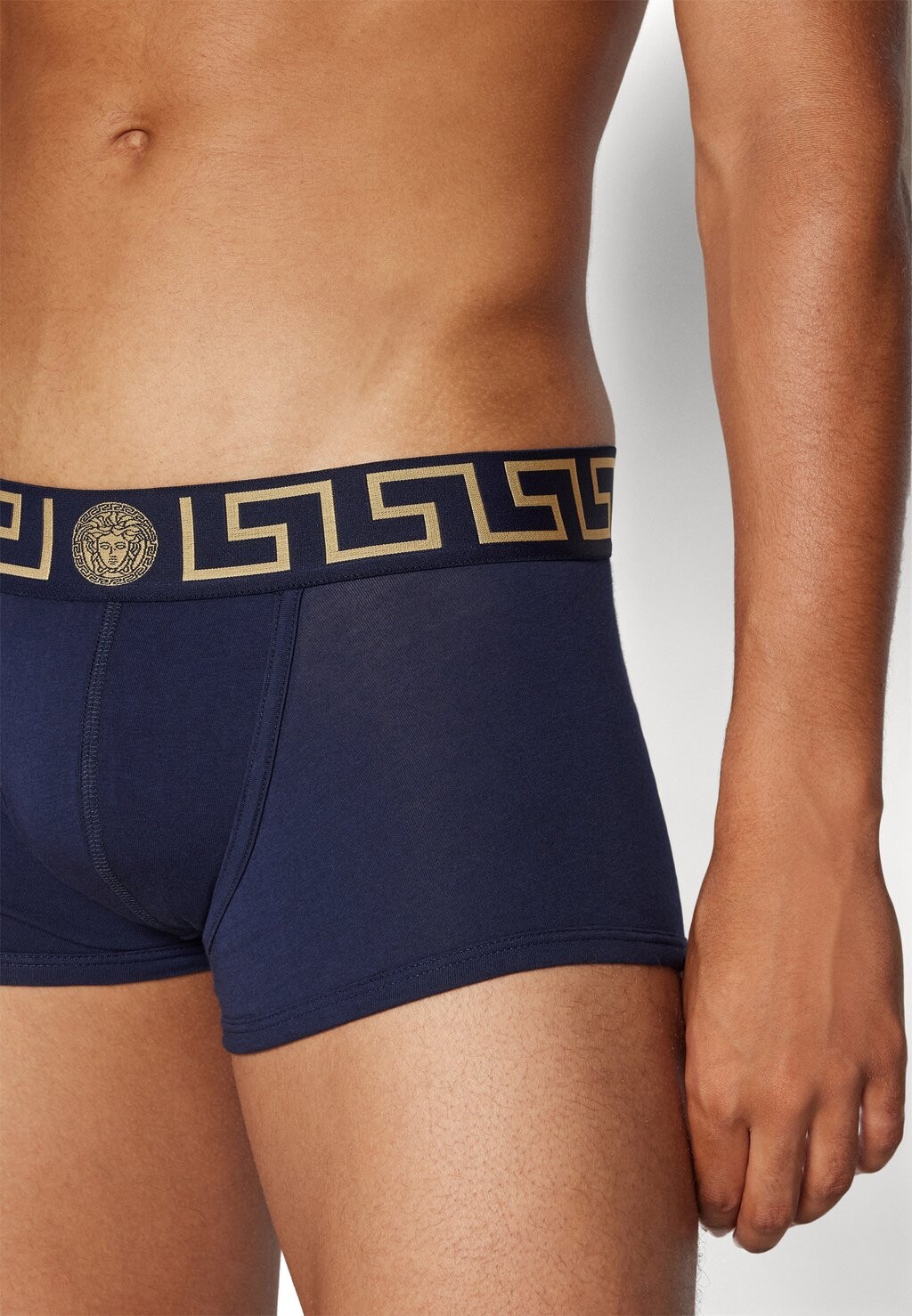 Боксеры UNDERPANTS LOW RISE TRUNK TOPEKA STRETCH NEW LOGO Versace, темно-синий
Боксеры UNDERPANTS LOW RISE TRUNK TOPEKA STRETCH NEW LOGO Versace, темно-синий