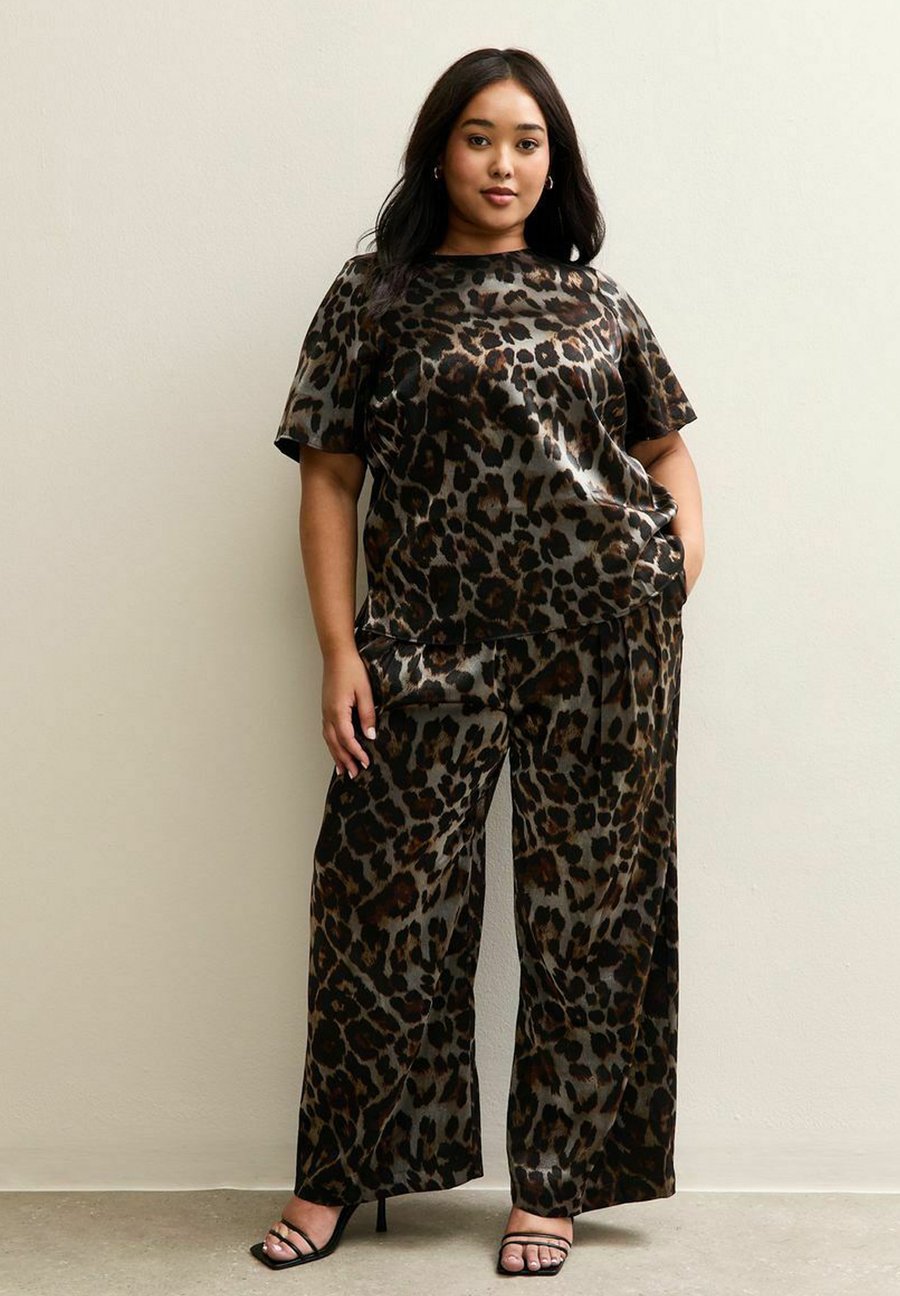 Брюки New Look Curves CURVES PEWTER ANIMAL PRINT WIDE LEG, Black Pattern/Black
Брюки New Look Curves CURVES PEWTER ANIMAL PRINT WIDE LEG, Black Pattern/Black