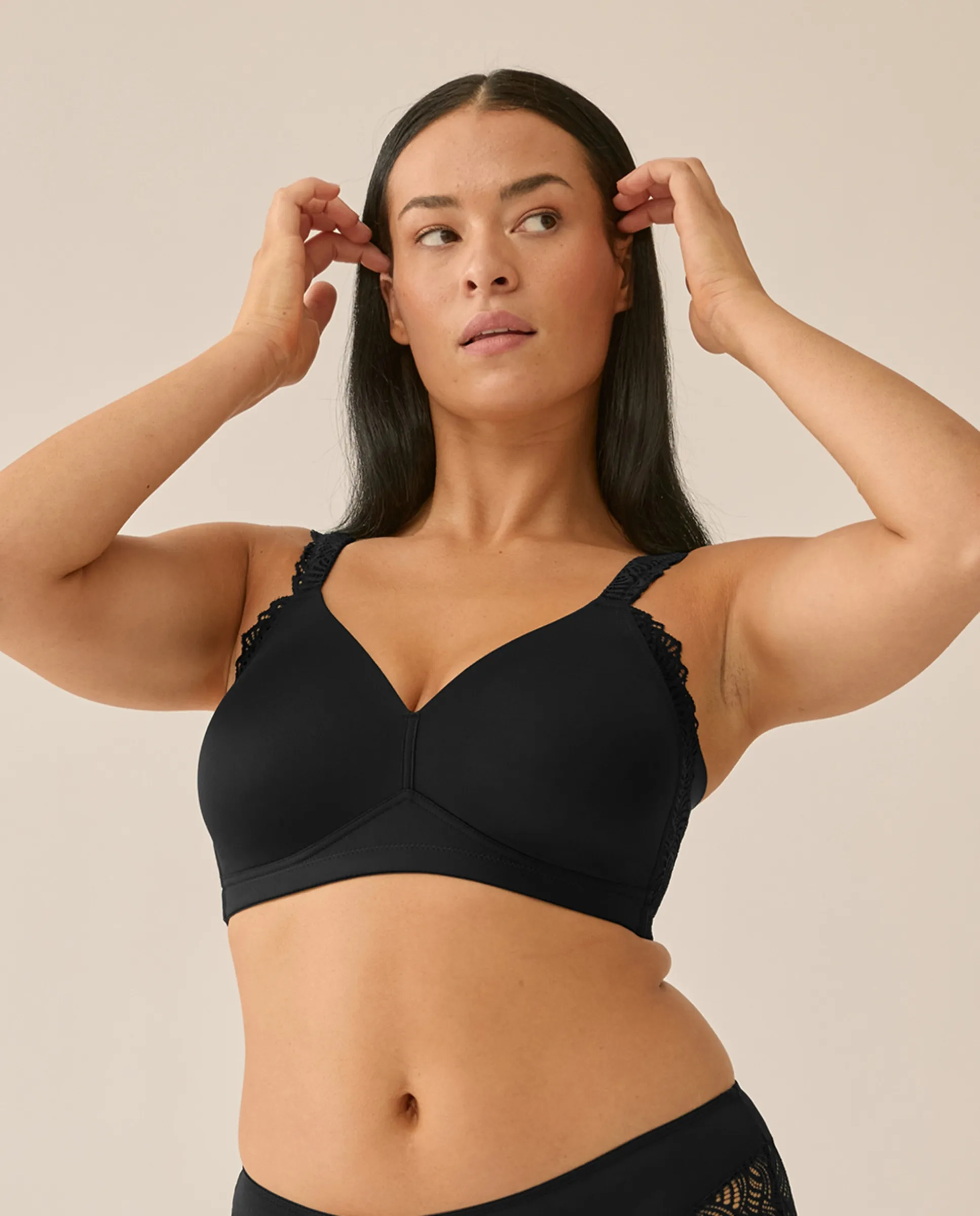 Бюстгальтер без косточек с формованными чашками и широкими бретелями Naturana, черный
Бюстгальтер без косточек с формованными чашками и широкими бретелями Naturana, черный