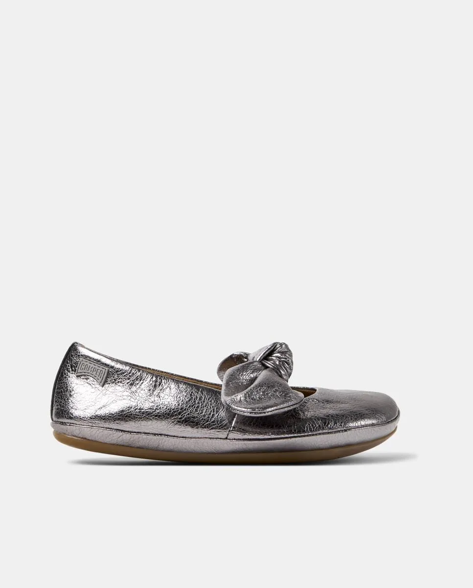 Детские балетки из натуральной кожи Right Camper, металлический синий
Детские балетки из натуральной кожи Right Camper, металлический синий