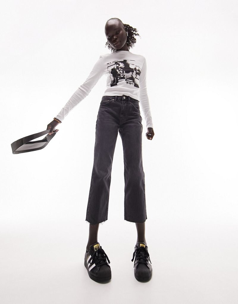 Topshop — укороченные прямые джинсы со средней высокой талией и черными необработанными краями
Topshop — укороченные прямые джинсы со средней высокой талией и черными необработанными краями