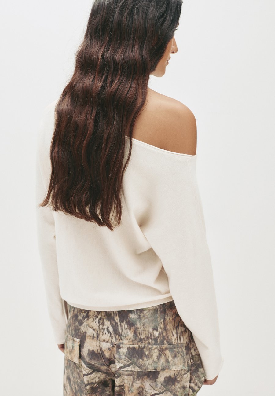 Джемпер PULL&BEAR WITH AN ASYMMETRIC NECKLINE, Beige
Джемпер PULL&BEAR WITH AN ASYMMETRIC NECKLINE, Beige