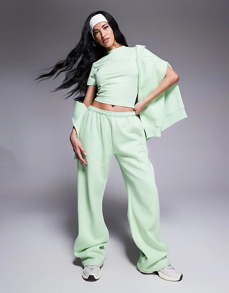 Широкие спортивные брюки Kaiia с тисненым логотипом цвета лайм-щербет — часть комплекта
Широкие спортивные брюки Kaiia с тисненым логотипом цвета лайм-щербет — часть комплекта