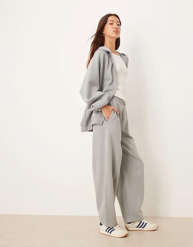 Спортивные брюки-бочонки ASOS DESIGN темно-синего цвета
Спортивные брюки-бочонки ASOS DESIGN темно-синего цвета