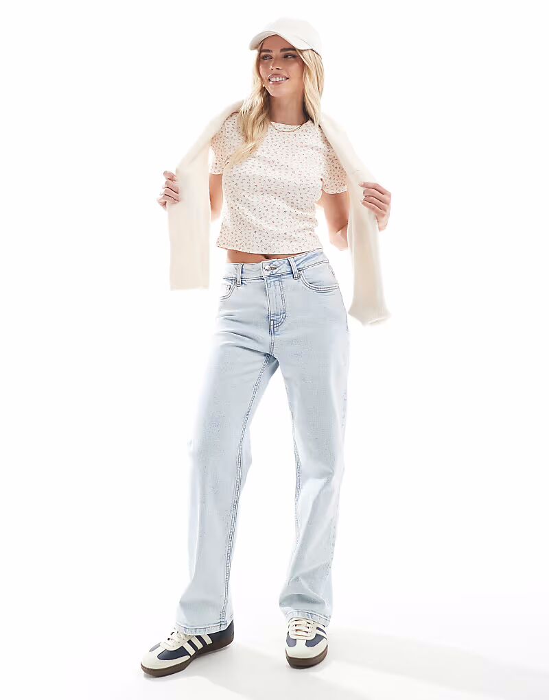 Джинсы прямого кроя Miss Selfridge Petite с карманом в форме сердца, выбеленные холодным отбеливателем
Джинсы прямого кроя Miss Selfridge Petite с карманом в форме сердца, выбеленные холодным отбеливателем