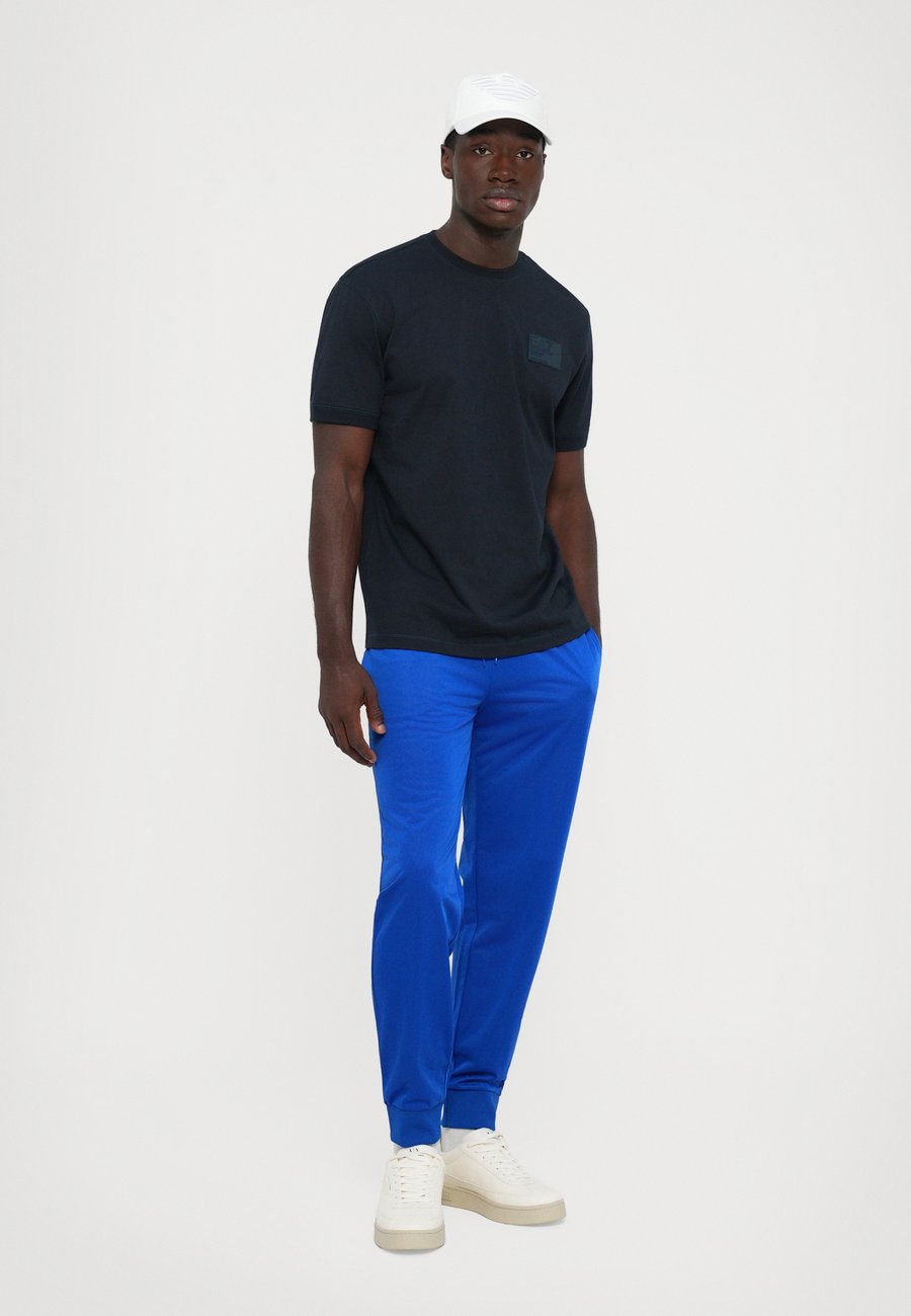 Футболка EA7 Emporio Armani TRAIN CORE TEE UNISEX, Blue/Dark Blue, Синий, Футболка EA7 Emporio Armani TRAIN CORE TEE UNISEX, Blue/Dark Blue
Футболка EA7 Emporio Armani TRAIN CORE TEE UNISEX, Blue/Dark Blue, Синий, Футболка EA7 Emporio Armani TRAIN CORE TEE UNISEX, Blue/Dark Blue