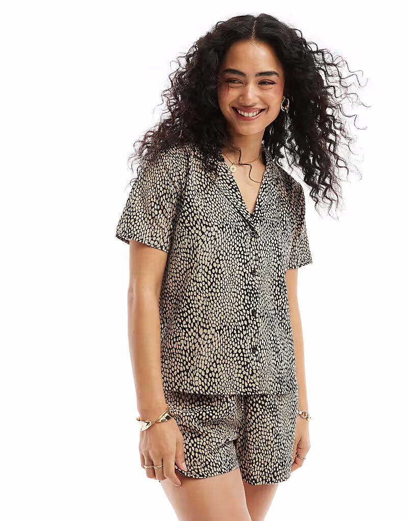 Текстурированная рубашка JDY с принтом черного и бежевого цветов
Текстурированная рубашка JDY с принтом черного и бежевого цветов