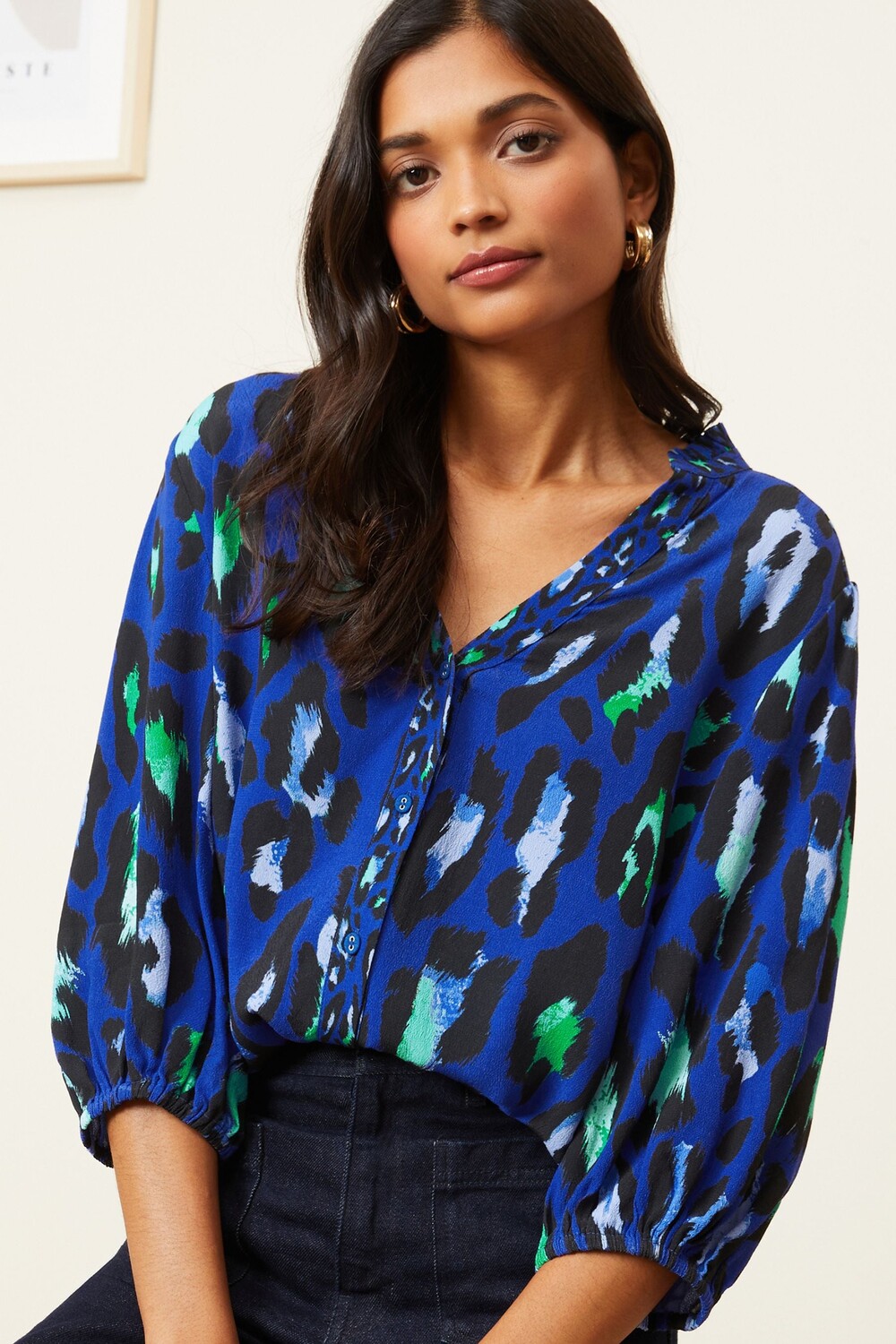 Блуза со сборками V-образным вырезом и рукавами 3/4 застегивающаяся на пуговицы Love & Roses, синий
Блуза со сборками V-образным вырезом и рукавами 3/4 застегивающаяся на пуговицы Love & Roses, синий