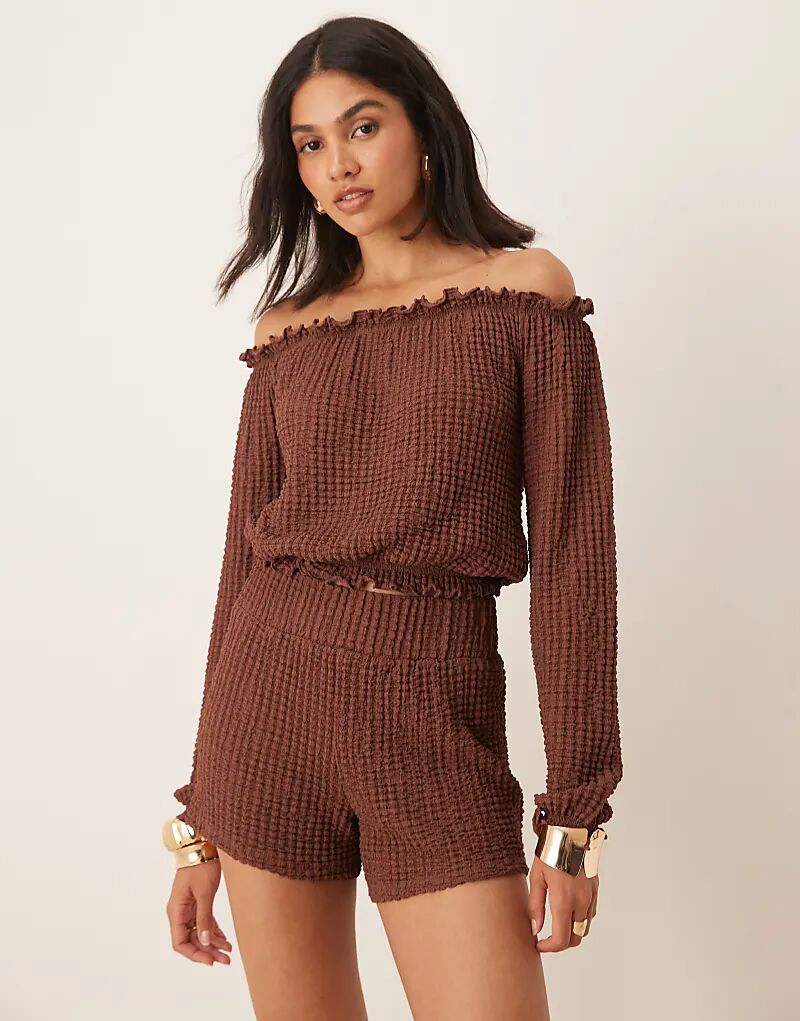 Текстурированный топ с открытыми плечами и мини-оборкой от ASOS DESIGN коричневого цвета
Текстурированный топ с открытыми плечами и мини-оборкой от ASOS DESIGN коричневого цвета