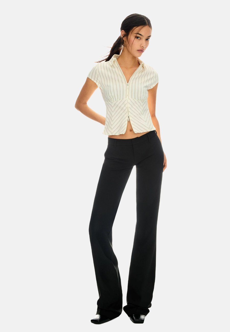 Брюки Bershka LOW-RISE , Black
Брюки Bershka LOW-RISE , Black