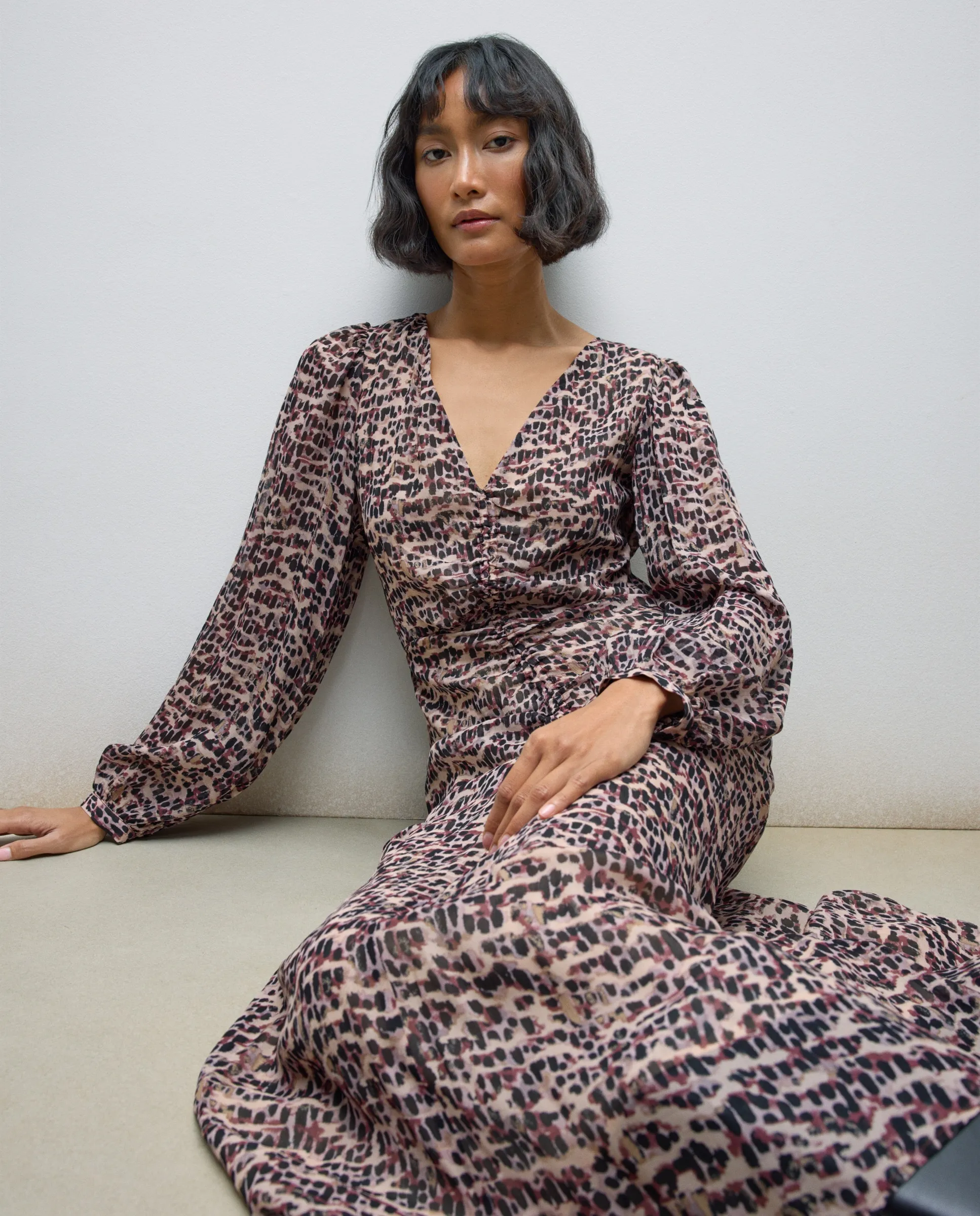 Длинное платье с длинными рукавами и V-образным вырезом Tintoretto, песочный
Длинное платье с длинными рукавами и V-образным вырезом Tintoretto, песочный