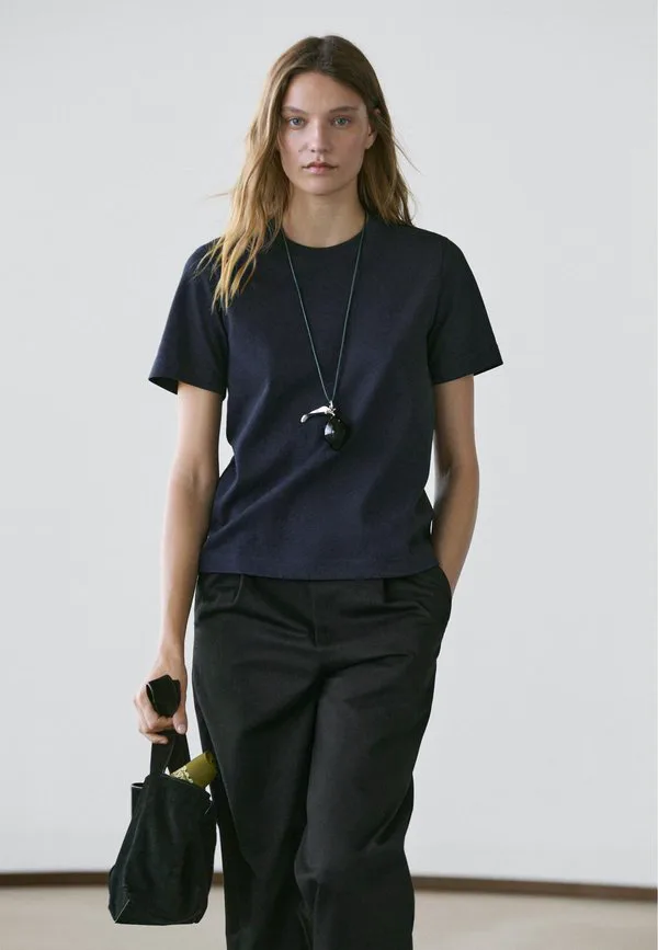 Простая футболка Massimo Dutti, Dark Blue, Синий, Простая футболка Massimo Dutti, Dark Blue
Простая футболка Massimo Dutti, Dark Blue, Синий, Простая футболка Massimo Dutti, Dark Blue
