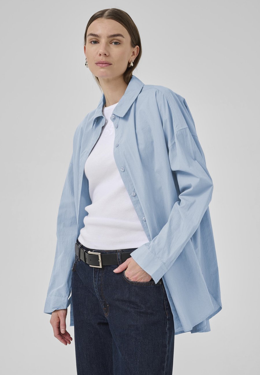 Блуза My Essential Wardrobe SUNNA BOXY, Pearl Blue/Light Blue
Блуза My Essential Wardrobe SUNNA BOXY, Pearl Blue/Light Blue