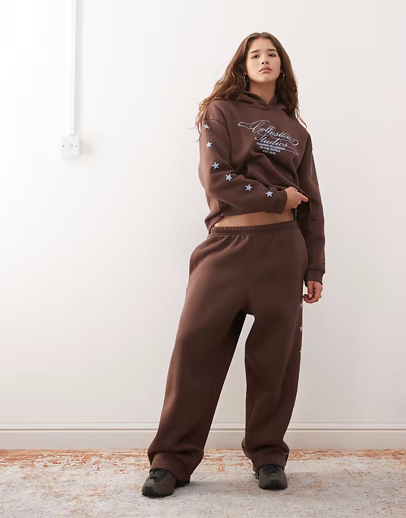 Спортивные брюки со звездным логотипом в шоколадном цвете Collusion
Спортивные брюки со звездным логотипом в шоколадном цвете Collusion