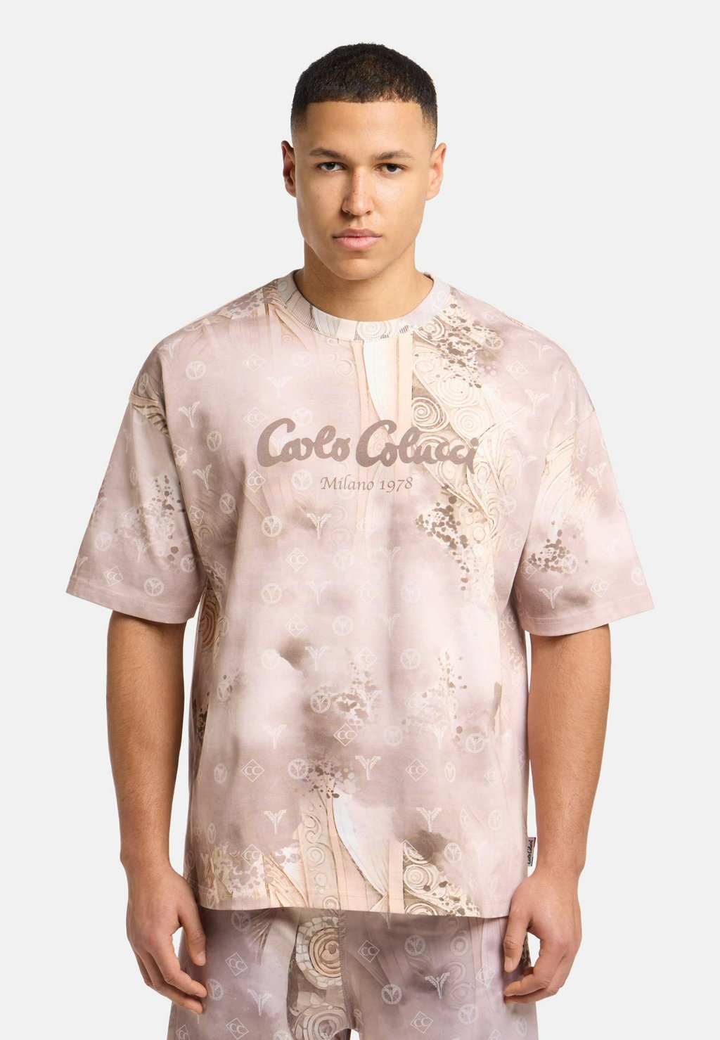 Футболка с принтом Carlo Colucci, бежевый 
Футболка с принтом Carlo Colucci, бежевый