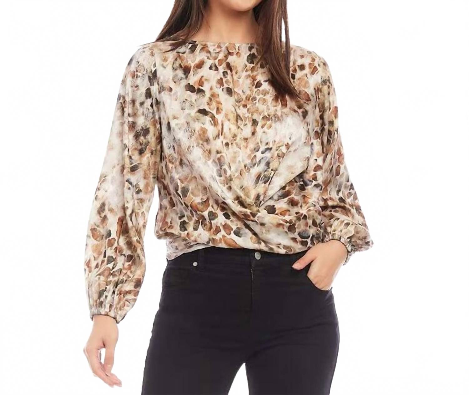 Топ с лодочкой и драпировкой в абстрактном каменном принте Karen Kane, Abstract Stone Woven Print
Топ с лодочкой и драпировкой в абстрактном каменном принте Karen Kane, Abstract Stone Woven Print