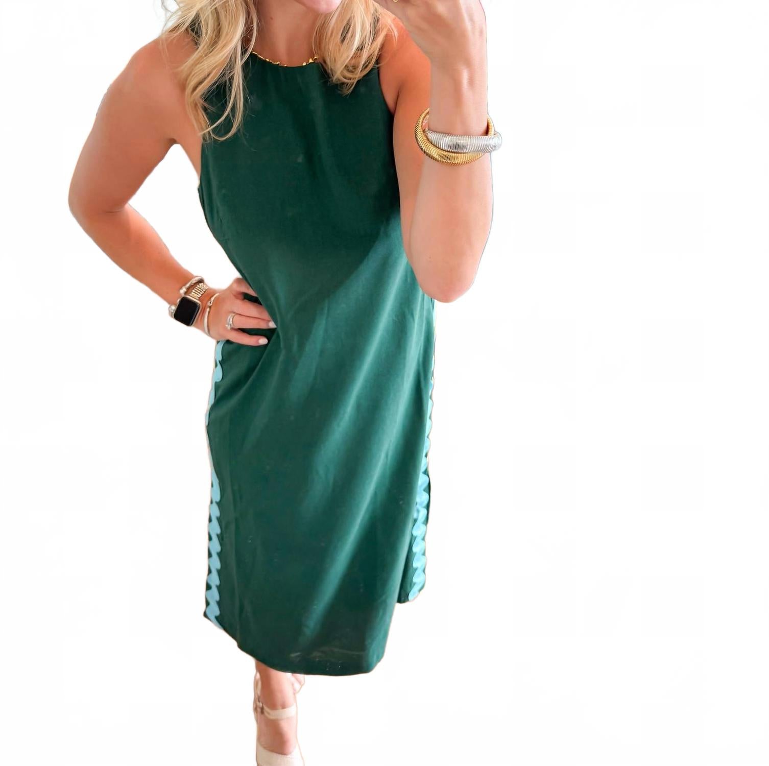 Изумрудное платье миди с отделкой рюшами в зеленом цвете 2.7 AUGUST APPAREL
Изумрудное платье миди с отделкой рюшами в зеленом цвете 2.7 AUGUST APPAREL