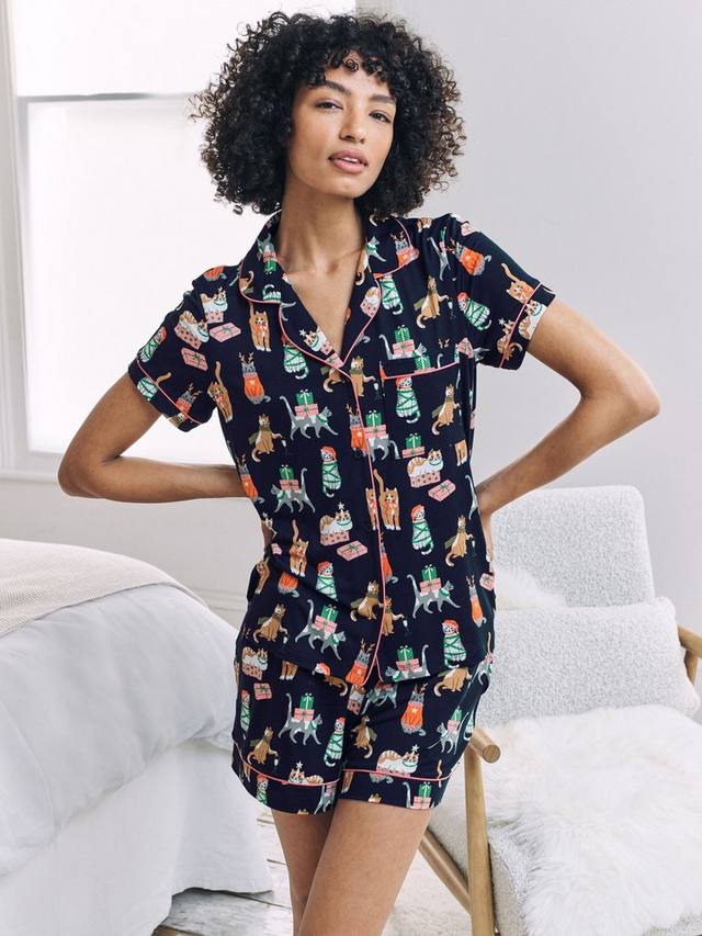 Пижамный комплект с пуговицами и новогодними котиками Chelsea Peers, Navy
Пижамный комплект с пуговицами и новогодними котиками Chelsea Peers, Navy