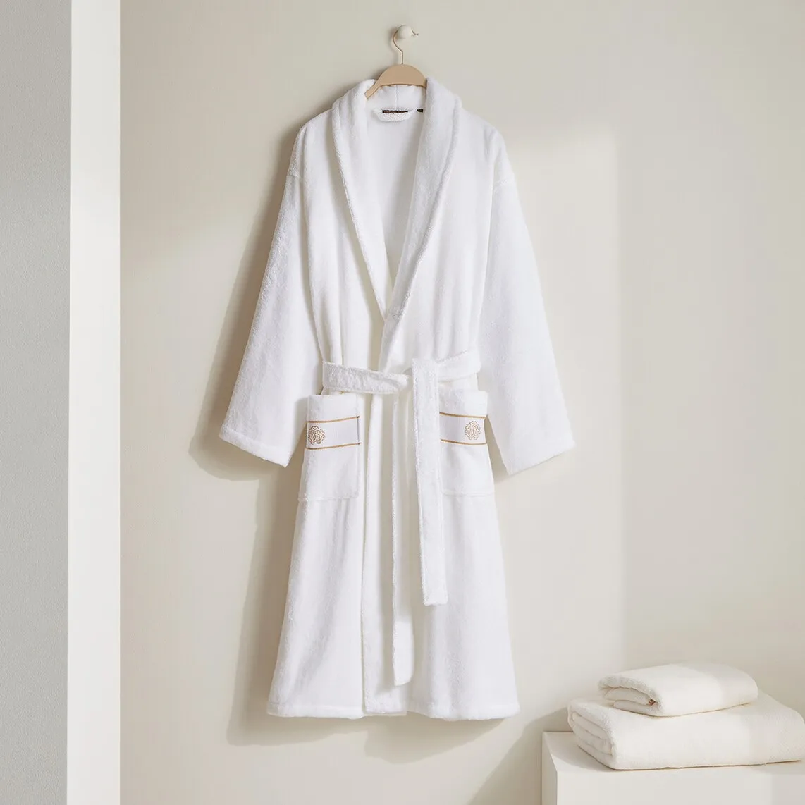 Хлопковый халат New Roberto Cavalli золотого цвета, белый
Хлопковый халат New Roberto Cavalli золотого цвета, белый