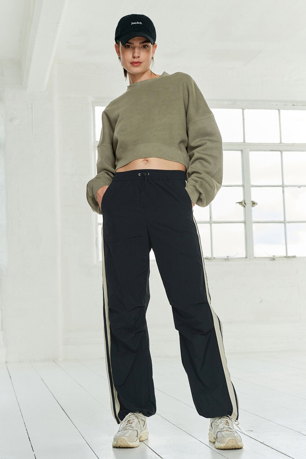 Нейлоновые спортивные штаны с полосками по бокам Next, черный
Нейлоновые спортивные штаны с полосками по бокам Next, черный