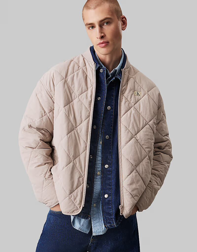 Стеганая нейлоновая куртка Calvin Klein Jeans в атмосфере
Стеганая нейлоновая куртка Calvin Klein Jeans в атмосфере