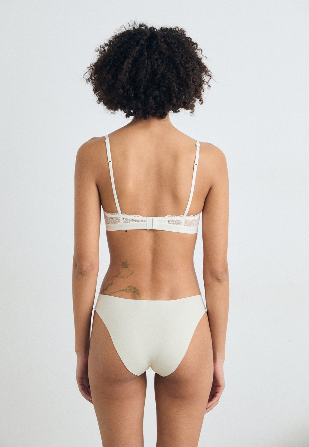 Трусы INVISIBLES 3 PACK Calvin Klein Underwear, черный
Трусы INVISIBLES 3 PACK Calvin Klein Underwear, черный