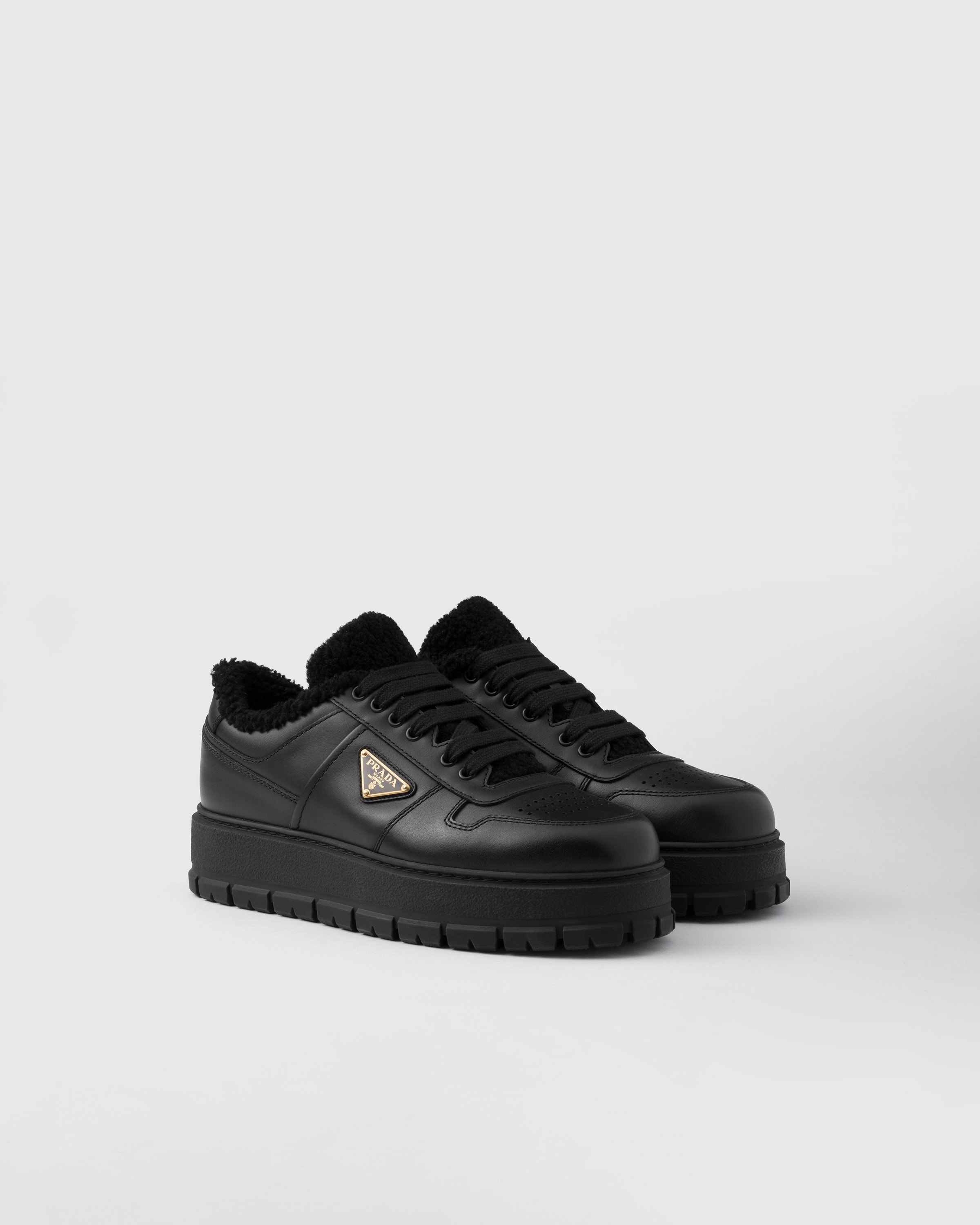 Кожаные кроссовки на шнуровке Prada, черный
Кожаные кроссовки на шнуровке Prada, черный