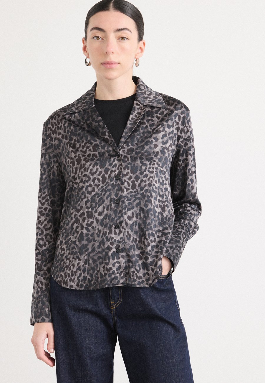 Блуза DKNY BUTTON FRONT LONG SLEEVE CAMP COLLAR SHIRT, Disguise Black/Dark Brown
Блуза DKNY BUTTON FRONT LONG SLEEVE CAMP COLLAR SHIRT, Disguise Black/Dark Brown