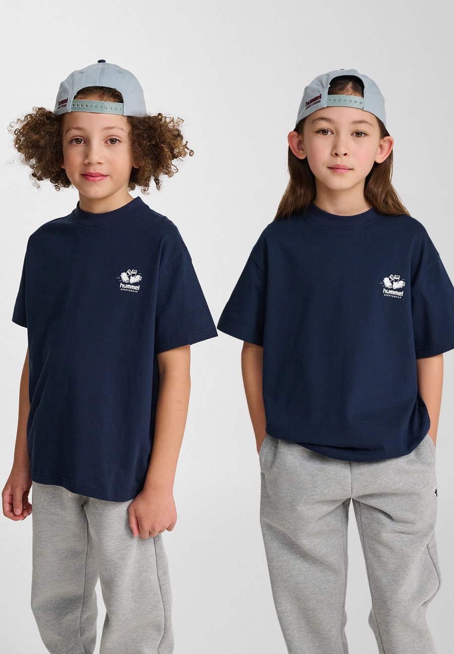 Футболка Hummel LOOSE GRAPHIC, Dark Sapphire/Dark Blue, Синий, Футболка Hummel LOOSE GRAPHIC, Dark Sapphire/Dark Blue
Футболка Hummel LOOSE GRAPHIC, Dark Sapphire/Dark Blue, Синий, Футболка Hummel LOOSE GRAPHIC, Dark Sapphire/Dark Blue