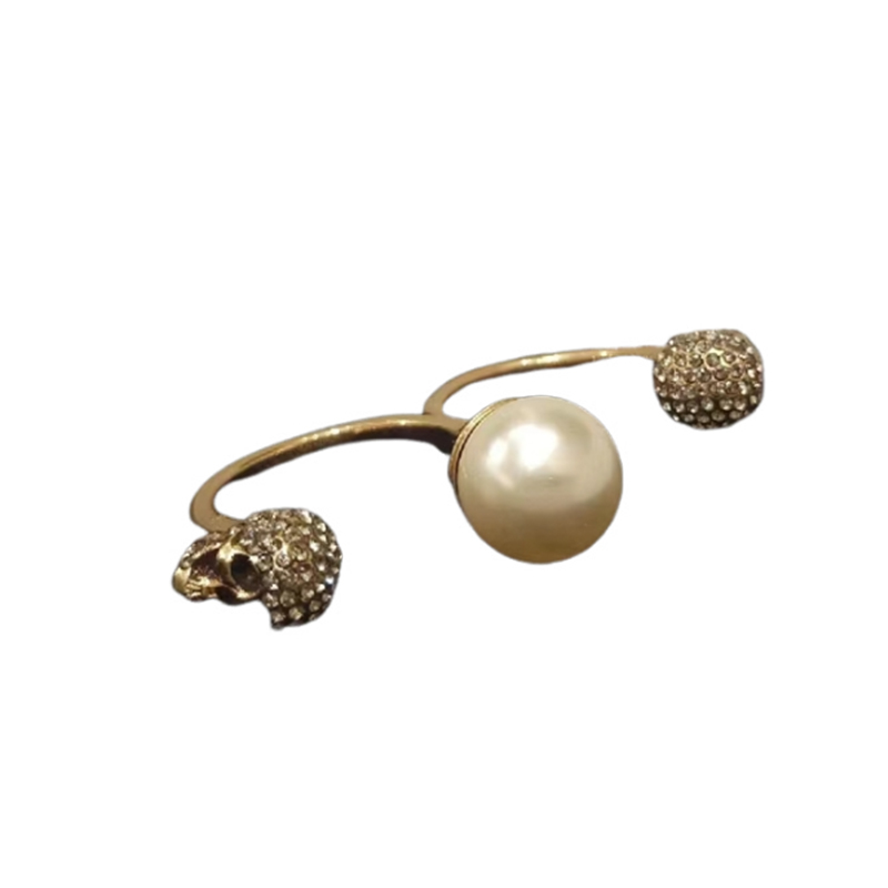 Кольцо с жемчужным черепом Double Ring Alexander McQueen, золото
Кольцо с жемчужным черепом Double Ring Alexander McQueen, золото