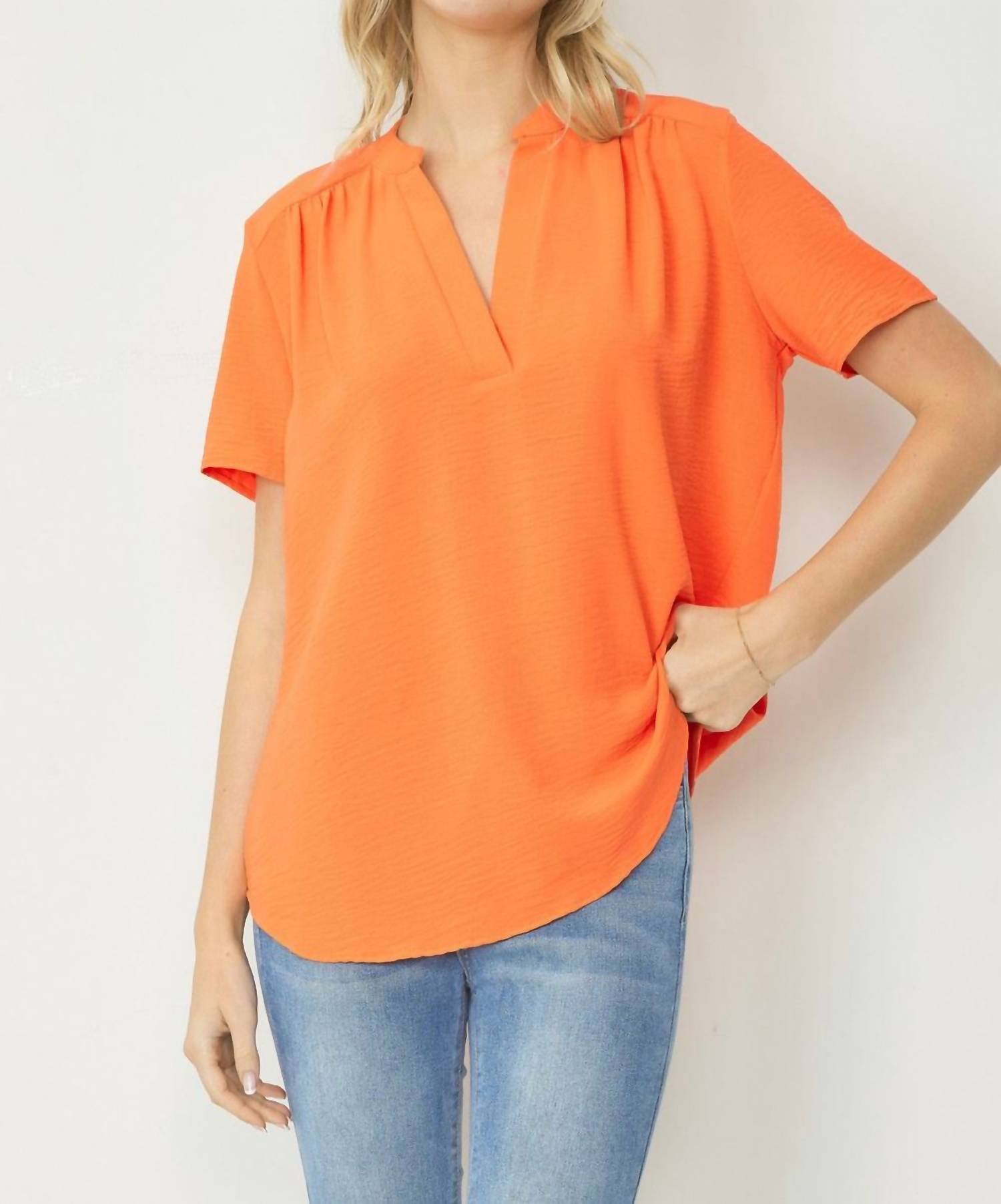 Оранжевый топ с коротким рукавом и V-образным вырезом Entro
Оранжевый топ с коротким рукавом и V-образным вырезом Entro