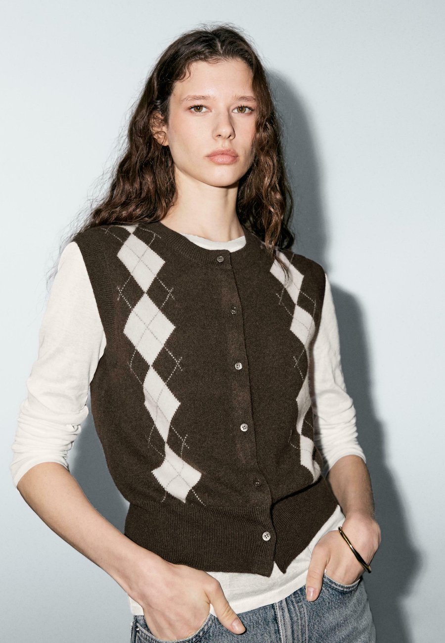 Кардиган Massimo Dutti CREW NECK WITH DIAMOND PATTERN, Mottled Dark Brown
Кардиган Massimo Dutti CREW NECK WITH DIAMOND PATTERN, Mottled Dark Brown