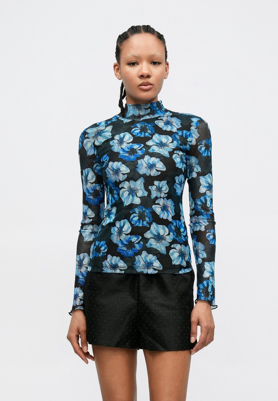 Топ Colourful Rebel NEYO FLOWER TURTLE NECK, Blue
Топ Colourful Rebel NEYO FLOWER TURTLE NECK, Blue