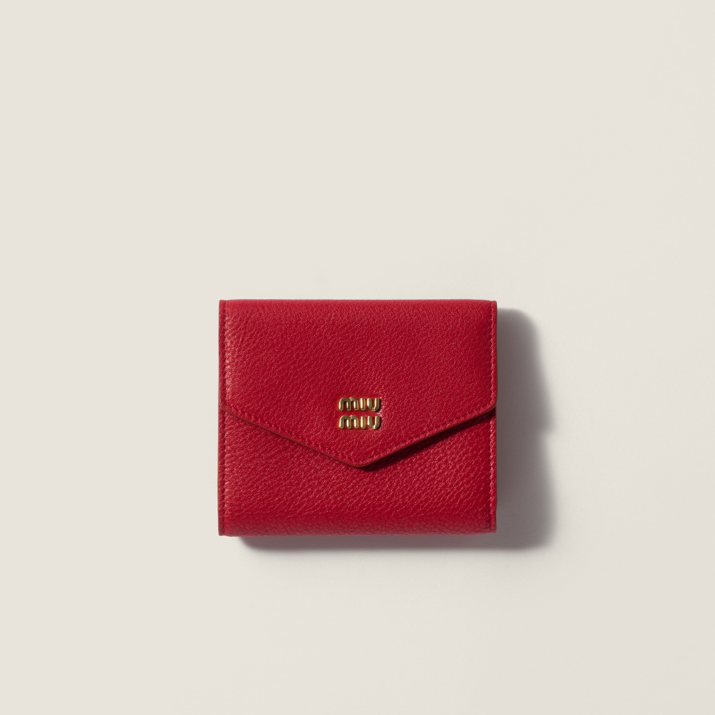 Маленькое кожаное портмоне MIU MIU, красные
Маленькое кожаное портмоне MIU MIU, красные