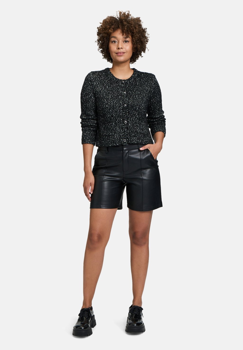 Кардиган MIT RUNDHALSAUSSCHNITT Cartoon, черный
Кардиган MIT RUNDHALSAUSSCHNITT Cartoon, черный