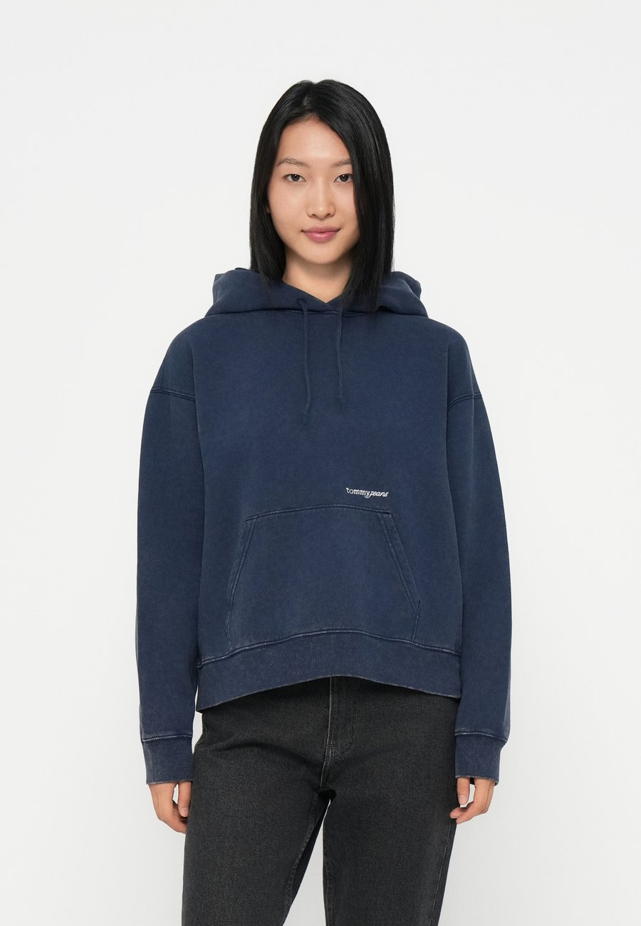 Толстовка Tommy Jeans SCRIPT HOODIE, Dark Night Navy/Dark Blue
Толстовка Tommy Jeans SCRIPT HOODIE, Dark Night Navy/Dark Blue