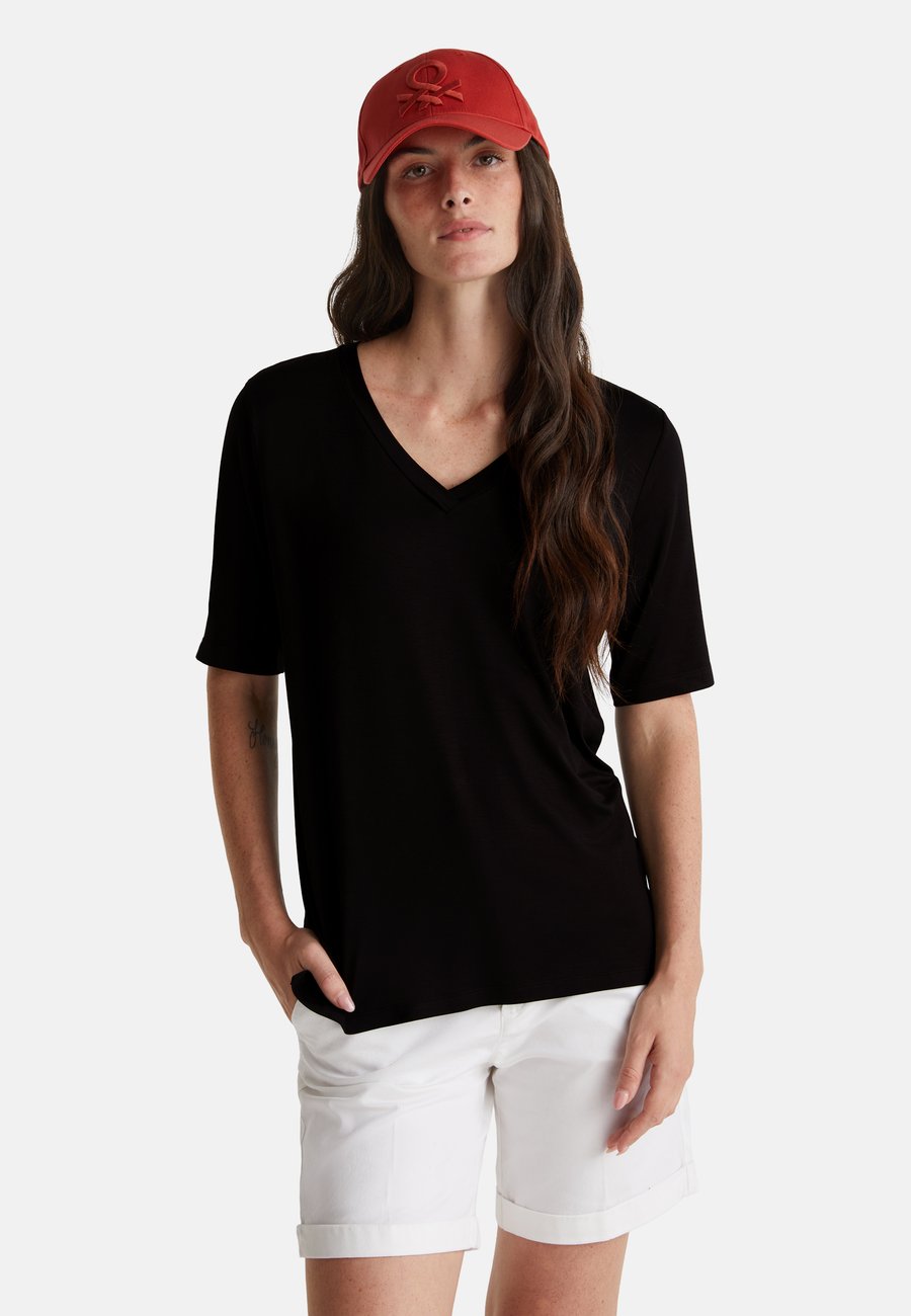 Футболка United Colors of Benetton V-NECK , Black
Футболка United Colors of Benetton V-NECK , Black