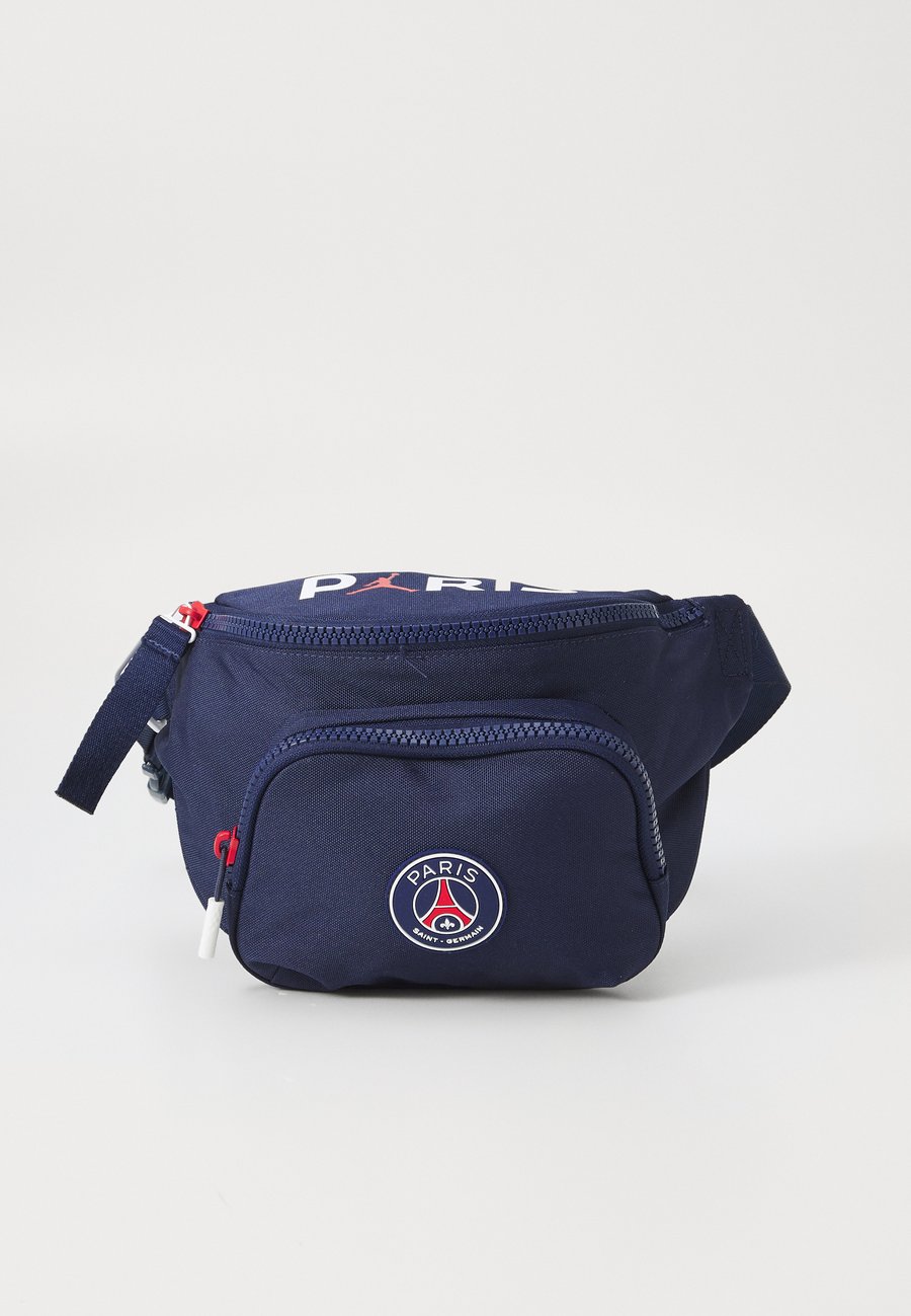 Сумка кросс-боди Jordan Paris Saint-Germain F.C. PSG CROSSBODY BAG, Midnight Navy/Dark Blue
Сумка кросс-боди Jordan Paris Saint-Germain F.C. PSG CROSSBODY BAG, Midnight Navy/Dark Blue