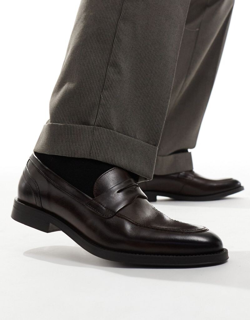 База Лондона Кеннеди в коричневом цвете Base London
База Лондона Кеннеди в коричневом цвете Base London