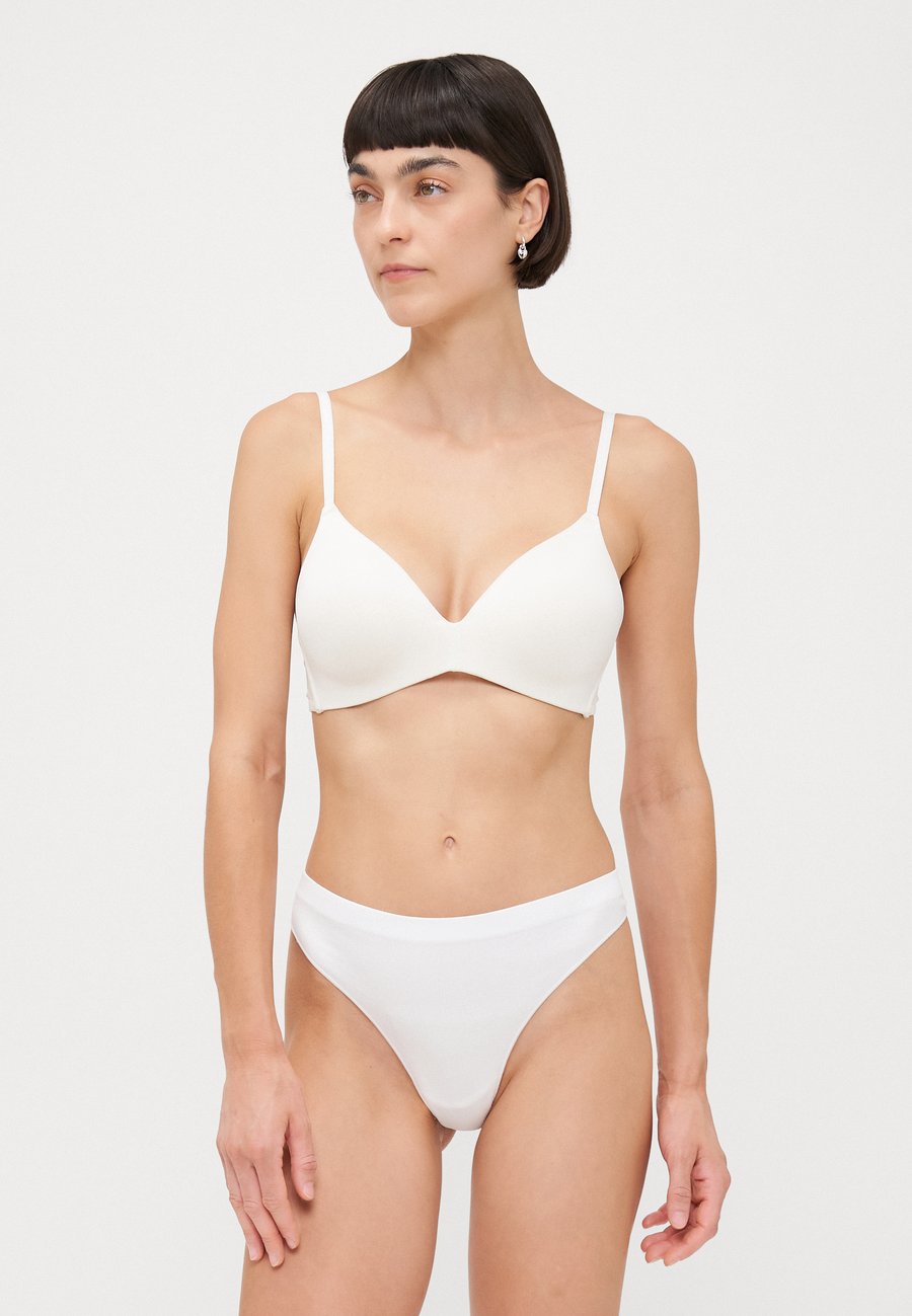 Трусы ONLY ONLVICKY THONG 3 PACK, Bright White/Off-White
Трусы ONLY ONLVICKY THONG 3 PACK, Bright White/Off-White