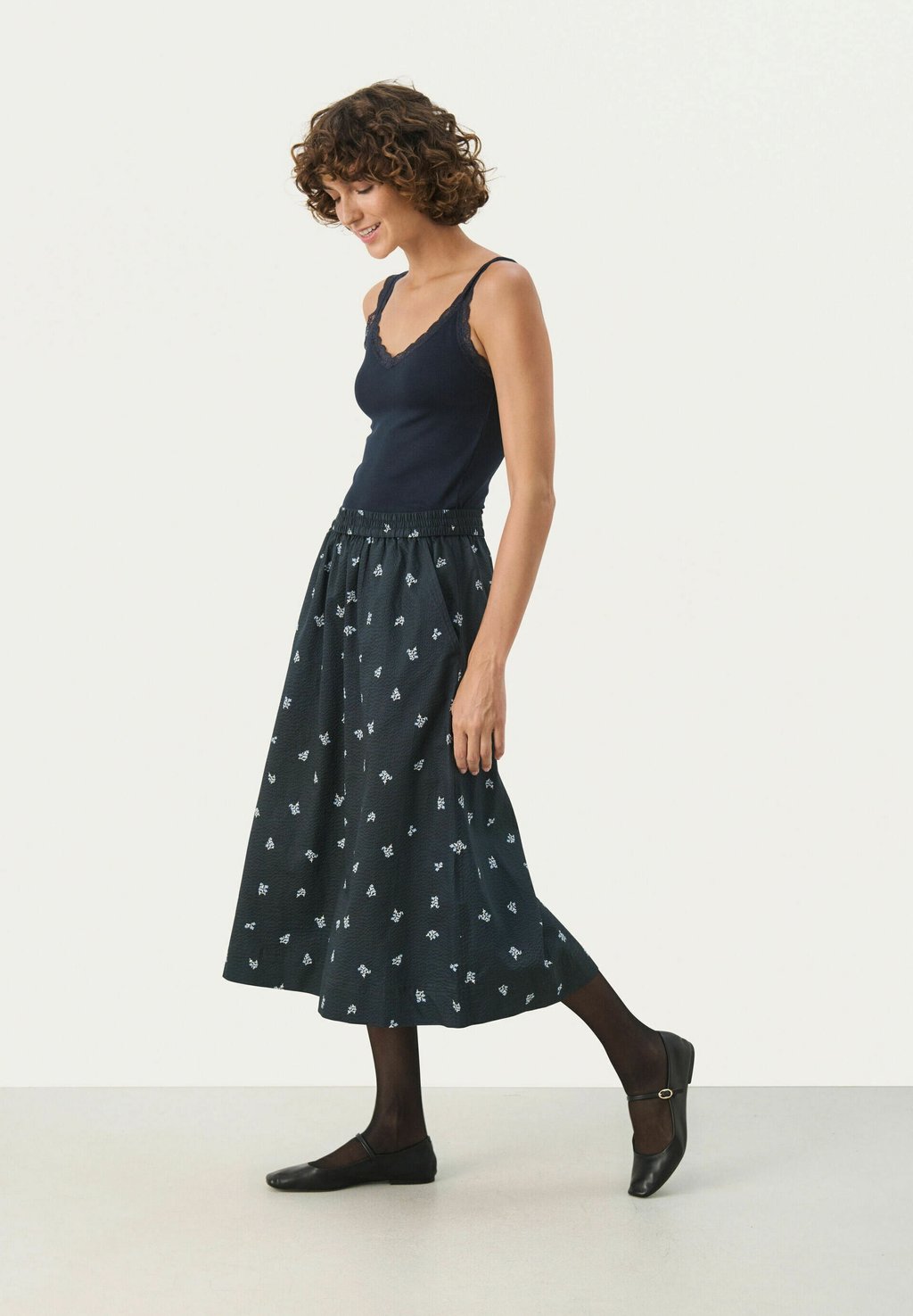 Топ JELONA Part Two, темно-синий
Топ JELONA Part Two, темно-синий