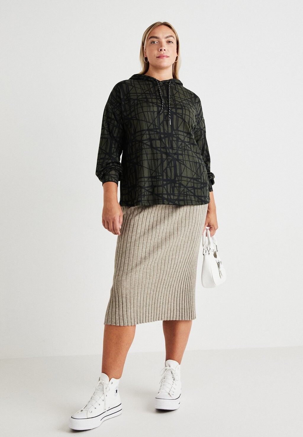 Джемпер CARALBA AMY HOOD ONLY Carmakoma, темно-зеленый
Джемпер CARALBA AMY HOOD ONLY Carmakoma, темно-зеленый