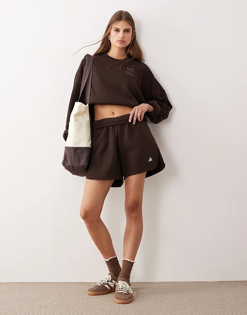 Коричневые шорты Adidas Performance Three Stripes Studios
Коричневые шорты Adidas Performance Three Stripes Studios