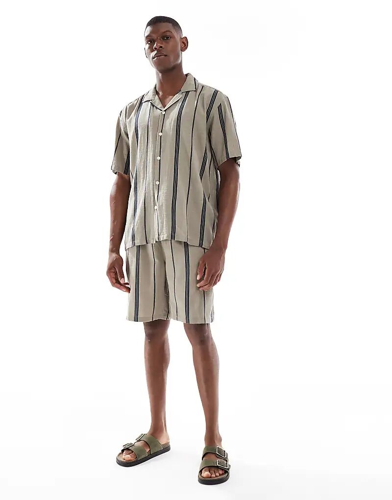 Короткий льняной комплект ONLY & SONS в бежевую полоску
Короткий льняной комплект ONLY & SONS в бежевую полоску