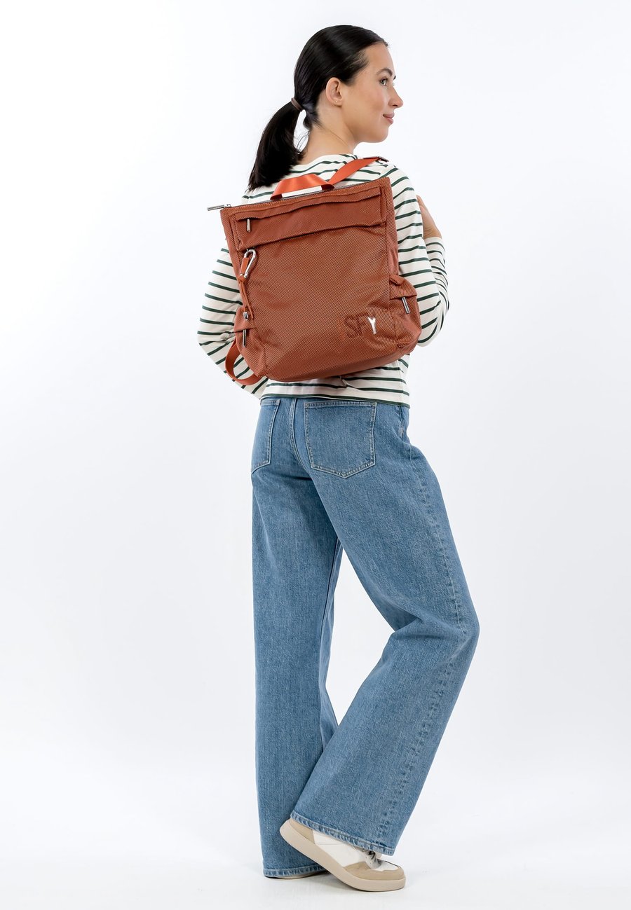 Рюкзак SURI FREY Rucksack, Rust/Orange
Рюкзак SURI FREY Rucksack, Rust/Orange