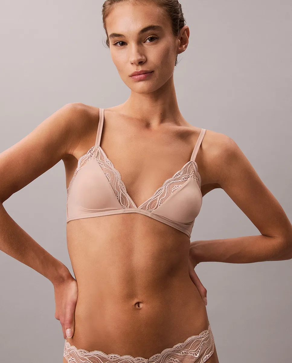 Треугольный бюстгальтер SENSUAL STRETCH LACE Calvin Klein, бежевый
Треугольный бюстгальтер SENSUAL STRETCH LACE Calvin Klein, бежевый