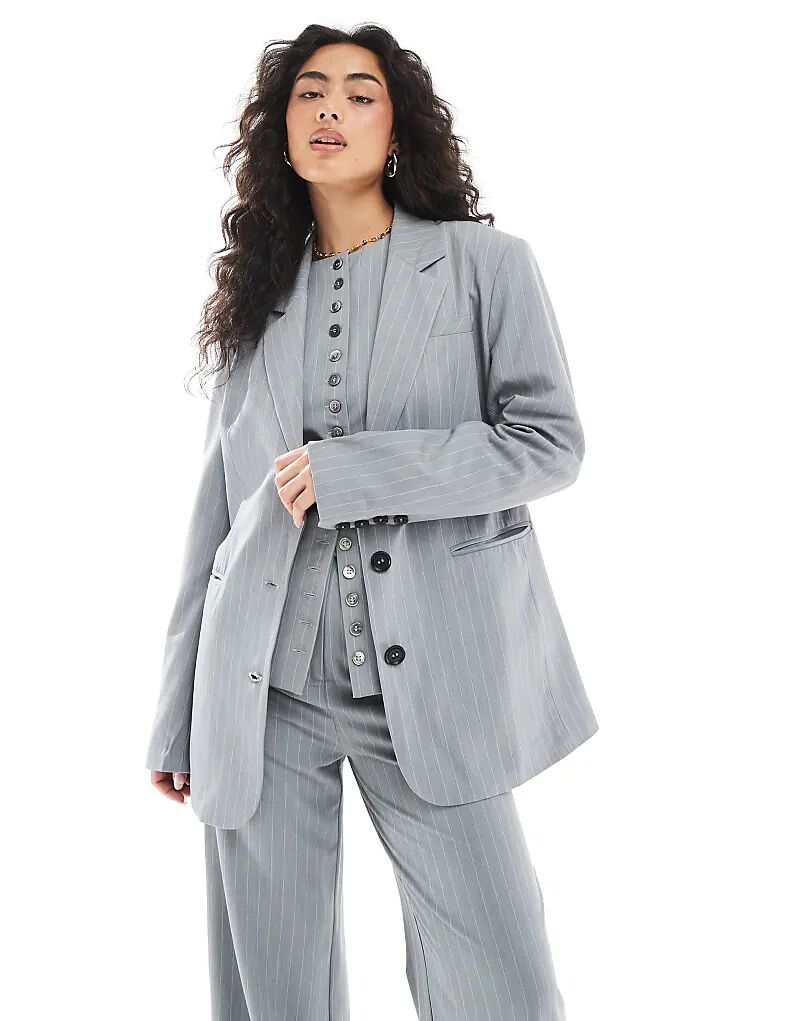 Рассказал: свободный блейзер в тонкую серую полоску
Рассказал: свободный блейзер в тонкую серую полоску